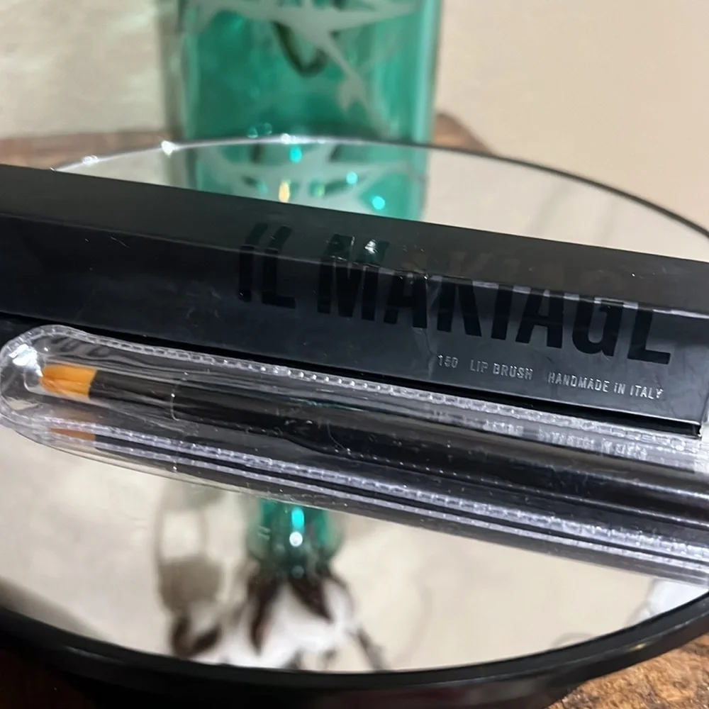 IL MAKIAGE Lip Brush 150 in Sleek Black, new!